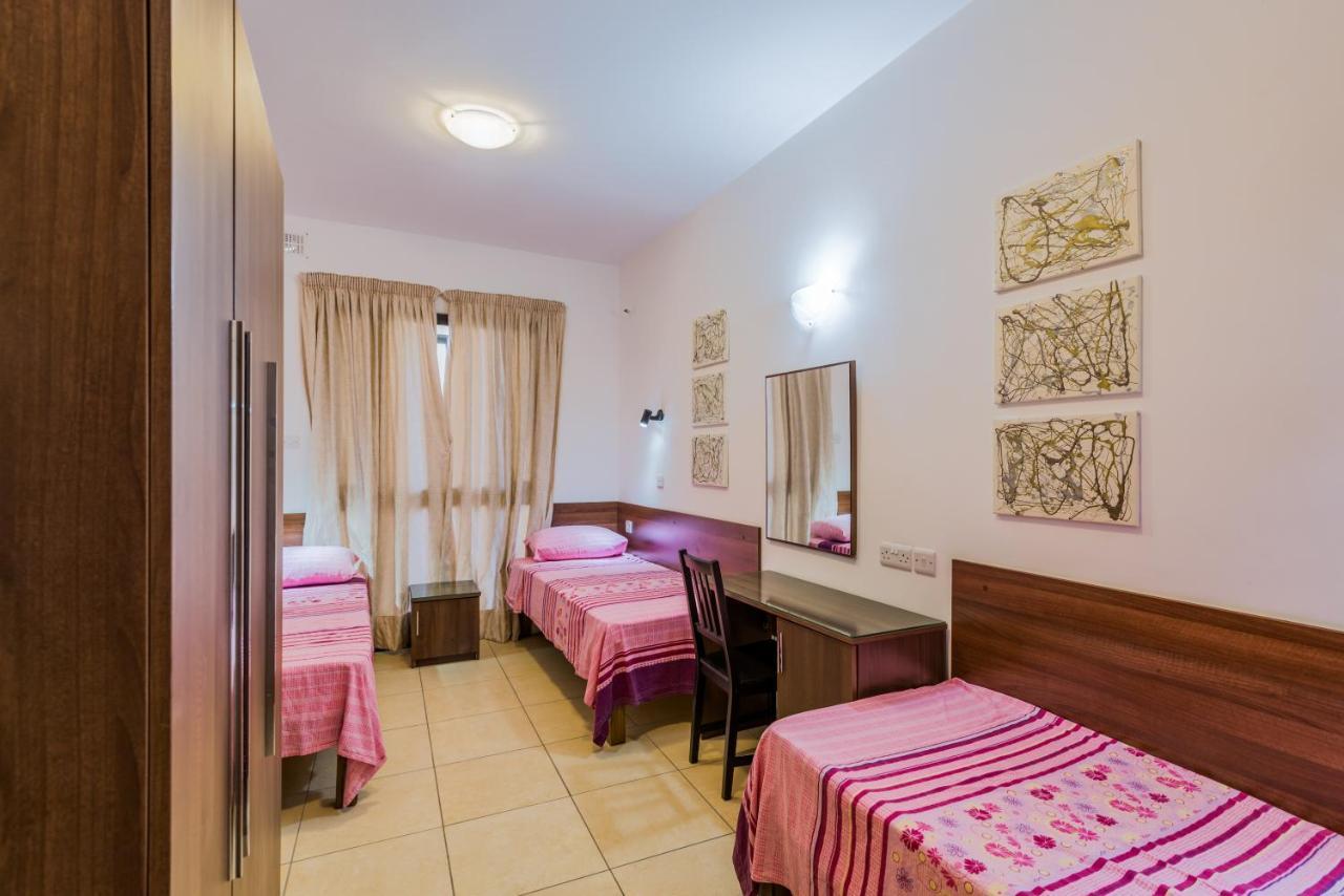 Blue Harbour 3 Bedroom Seafront With Large Yard On The Promenade - By Getawaysmalta